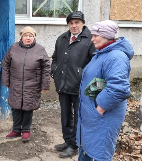 Leonid Skumatov during ministry to people. This is how the volunteers remembered him—in a suit and a red tie.