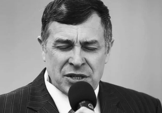 Leonid Skumatov praying during a worship service.